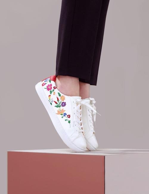 Beyaz Çiçekli Spor Ayakkabı