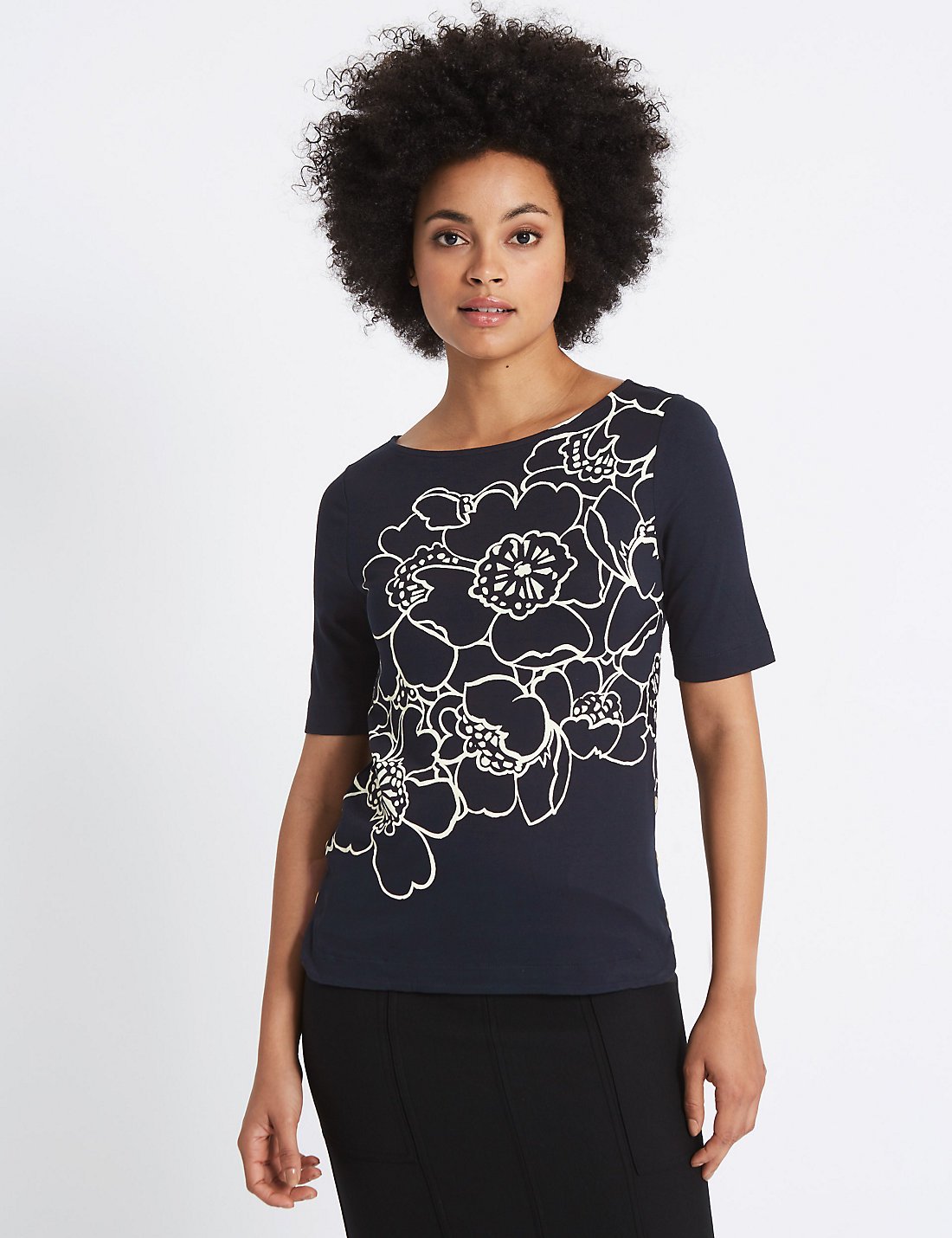 Çiçek Desenli Yırtmaç Yaka Yarım Kollu T-Shirt