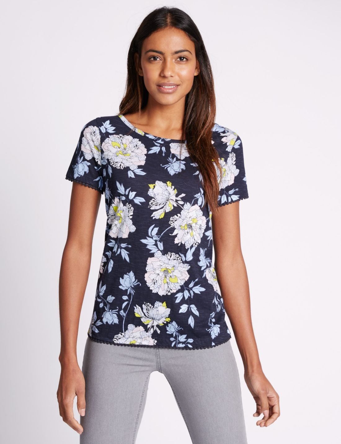 Çiçek Desenli Ponpon Detaylı T-Shirt