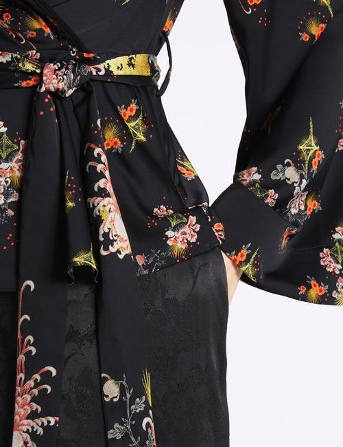 Siyah Kuşaklı Çiçek Desenli Bluz
