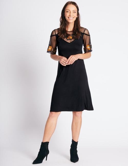 Siyah İşlemeli Yarım Kol Midi Elbise