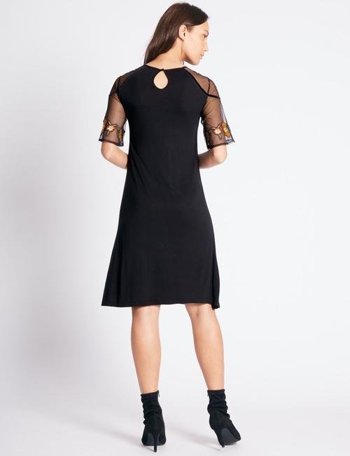Siyah İşlemeli Yarım Kol Midi Elbise