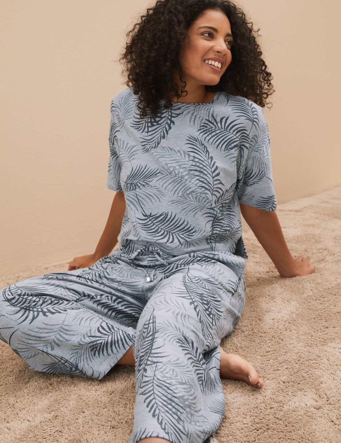 Yaprak Desenli Kısa Kollu Pijama Takımı