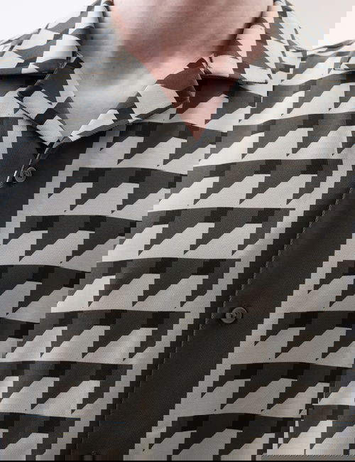 Gri Düz Kesim Geometrik Desenli Gömlek