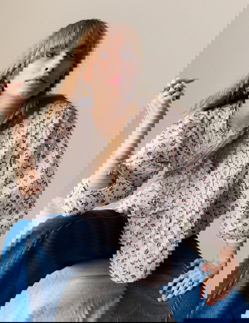 Krem Pamuklu Desenli V Yaka Pileli Bluz